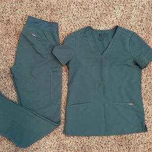 FIGS scrub set